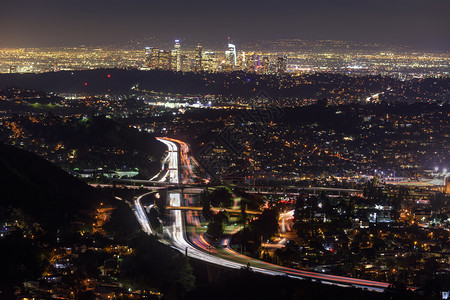 晚上在加利福尼亚州洛杉矶市中心交通堵塞好莱坞区摩天大楼图片
