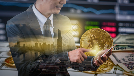 商人使用移动电话与Bitcoin交换易屏幕在各国纸面银行加密货币和投资概念的ClothupBitcoins模型上用移动电话与Bi图片