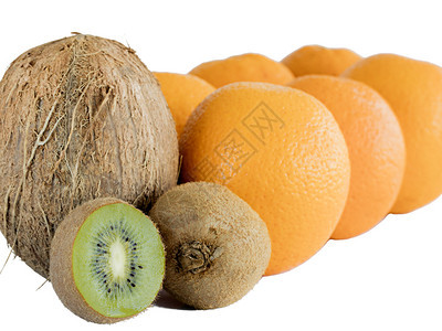 多汁的美味椰子背景上切片猕猴桃的多汁果肉和白色孤立背景上的一堆橙子成熟的猕猴桃棕色椰子和白孤立背景上的一堆橙子果糖图片
