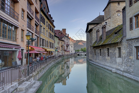 旅游人类发展报告假期QuaidelrsquoIle和安纳西老城的运河法国色彩缤纷的房屋HDRQuai和法国安纳西老城的运河HDR图片
