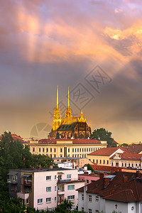 晚上间圣彼得和保罗大教堂捷克布尔诺Brno欧洲使徒图片