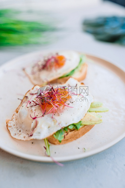 早餐健康食品概念美味三明治加鳄梨和炸鸡蛋三文奇饼及烤牛肉和炒鸡蛋沙拉盘子图片