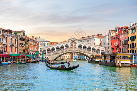 游客观光里亚托桥和船夫意大利威尼斯的热门地标遗产图片