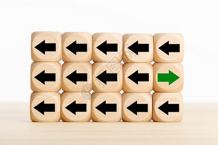 成功的堵塞思考绿色箭头指向相反方与木块中黑箭头的破坏方式相反设想不同独特或立的概念图片