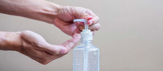 使用洗手的人工酒精凝胶或清洁剂瓶式喷洒器对抗新科罗纳或疾Covid19反食卫生和健康概念手指液体社会的图片