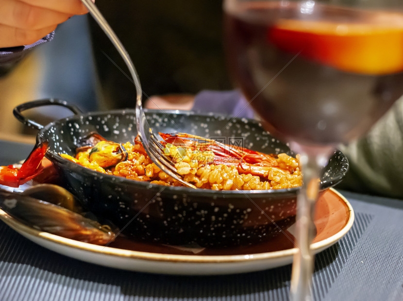 刀具鱼食谱黑锅里吃巴伦西亚烤肉使用班牙菜食和旅游的叉子图片