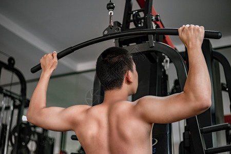 锻炼的肌肉的成年男子背影图片