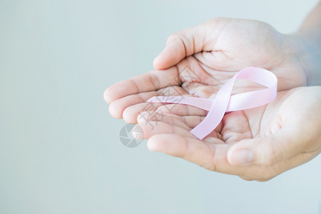 免疫高血压手握着粉色丝带希夫意识概念世界艾滋病日血液图片
