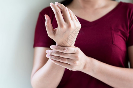 妇女手腕疼痛长期工作办公室综合症保健和医学概念破碎的接触按摩图片