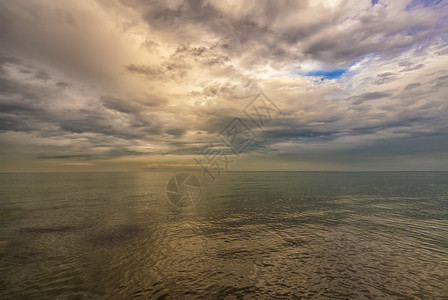 海滩感人的宁静海面上美丽多彩的云暴风雨图片