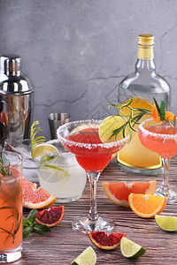 柔软的果汁与以龙舌兰为基地的不同柑橘水果饮料和鸡尾酒迷迭香图片