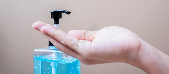 液体使用洗手的人工酒精凝胶或清洁剂瓶式喷洒器对抗新科罗纳或疾Covid19反食卫生和健康概念男人工作图片