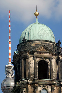 镇柏林大教堂或人Dom19世纪大教堂和柏林人Fernsehturm19在德国柏林欧洲历史蓝色的图片