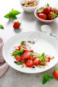 产品格兰诺拉麦片营养配有希腊酸奶坚果和新鲜子早餐的草莓花兰图片