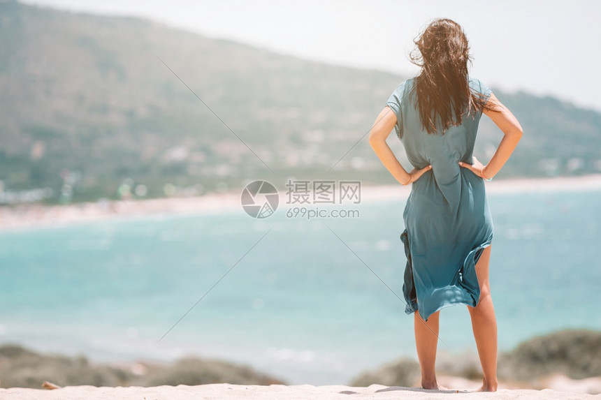 在西班牙塔里法海滩上美丽的放松女士在白色热带海滩上的年轻美丽女人风筝冲浪者宁静泻湖图片