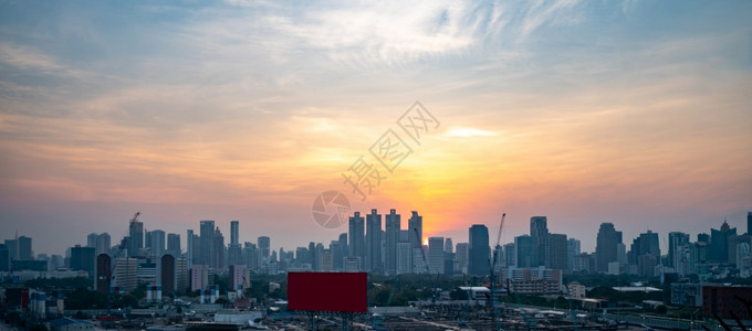 城市景观建筑学场美丽的夕阳城市风景和高楼建筑在大都市中心下商业区全景观的美日城市色和大都中心的高楼建筑表情图片