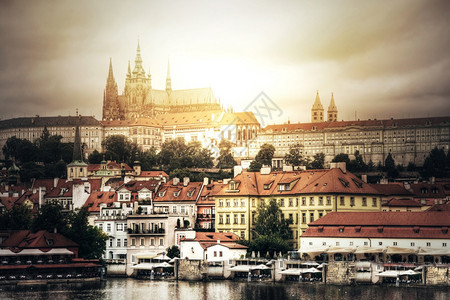 天主教布拉格与StStVitusCathesercal和布拉格城堡的花建造河图片