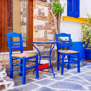 米科诺斯基克拉泽可爱的传统古希腊酒吧和带有典型木制椅子的塔文图片