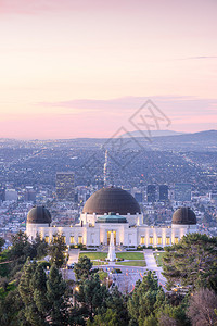 格里菲斯天文台和日出时洛杉矶美国路树高清图片