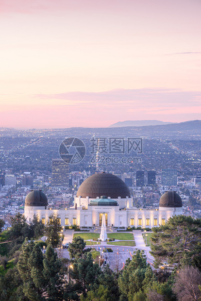 格里菲斯天文台和日出时洛杉矶美国路树图片