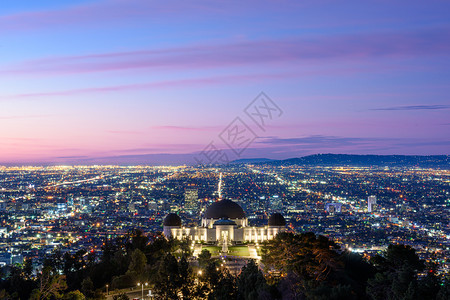 发光的好莱坞格里菲斯天文台和日出时洛杉矶安吉利斯图片
