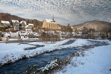 寒冷的自然河德国伯吉切斯州BergischesLand贝伦堡靠近Wuppertal的全景图象图片