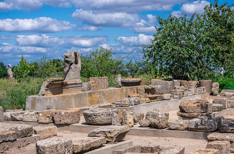冢古希腊殖民地奥尔比亚Olbia在乌克兰南虫河岸在乌克兰帕鲁蒂诺的奥尔比亚古希腊殖民地欧尔比亚Olbia多云的天空图片