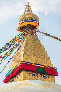 朝圣BoudhanathStupa和在加德满都的祈祷旗帜尼泊尔布杜达斯图帕的佛教区是世界上最大的教区之一寺庙修道院图片