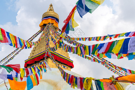 西藏佛BoudhanathStupa和在加德满都的祈祷旗帜尼泊尔布杜达斯图帕的佛教区是世界上最大的教区之一博德纳特佛教徒象征背景