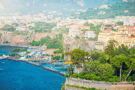 沿海夏天在意大利阿马尔菲海岸的Sorrento城市空中景象美丽的夏季日光照着意大利阿马尔菲海岸的Amalfi海岸图片