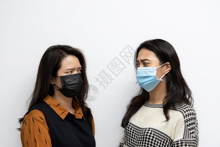 戴着口罩防疫的女性图片