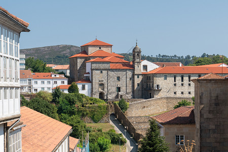 普里米蒂沃西班牙圣地亚哥德孔波斯特拉美丽的教堂屋图片