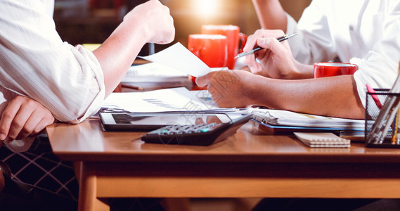 合同经理专业的亚洲商人和女企业家分析文件在办公桌上用膝型计算机和图表财务绘制的办公室分析文件以背景形式工作表格图片