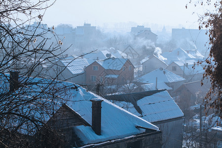 冬天Mukachevo小城市风景与雪地背著名的最佳图片