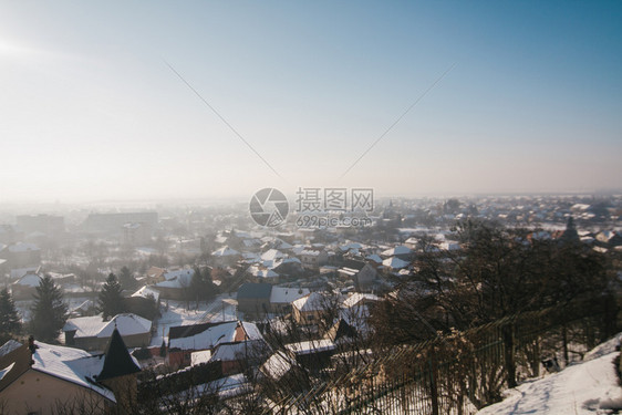 喀尔巴阡山脉建造夏天Mukachevo小城市风景与雪地背图片