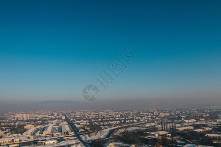 镇Mukachevo小城市风景与雪地背自然天际线图片