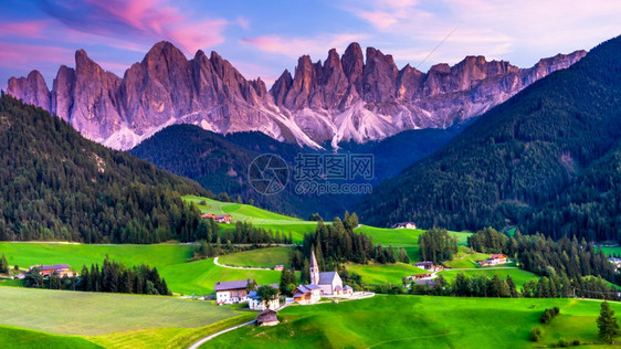屋SantaMaddalena村背景中的多洛米蒂山脉著名的高地方Santa村ValdiFunes山谷TrentinoAltoAd图片
