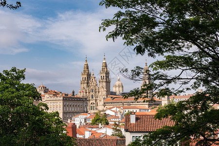 圣地亚哥德孔波思泰拉观看城市风景教科文组织世界遗产地点西班牙加利亚古老的云城市图片