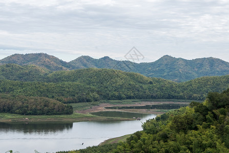 位于泰国东北高山谷的储油层小湖该水库位于泰国东北部野餐绿色漂浮的图片