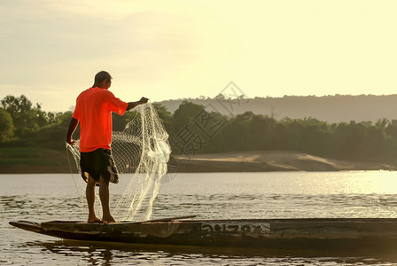 沿湄公河美丽日落的青黄夕阳生活船太美丽的图片