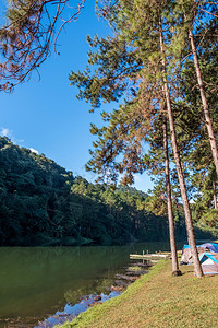 木头河谷水库清湖附近的露营田地泰公园ThaiNationalPark云夏天图片