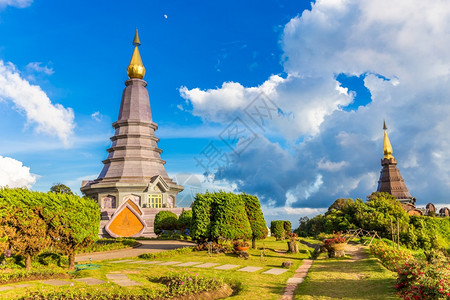 蒋老的在泰国北部清迈的青蓝天空背景佛教圣徒标志旅游景象中夜色多伊因纳登美丽的风景花图片