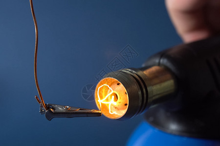 化学实验用煤气火炬来加热白金铁丝网的量使用天然气火炬来加热电镀铁线的量铂化工一种图片