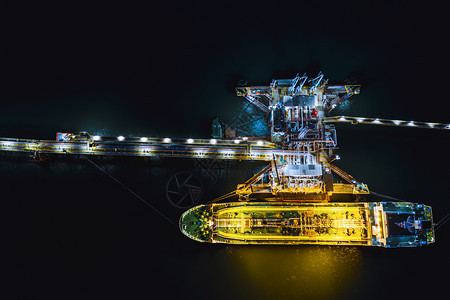 终端天线港口在油站进出商业物流运输中装载夜射油轮运车开海顶视线面最高层图片