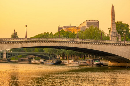 景观天空法国巴黎夏夜在塞纳河畔桥和巴格斯搭上塞纳河边的滨桥和巴吉斯超过图片