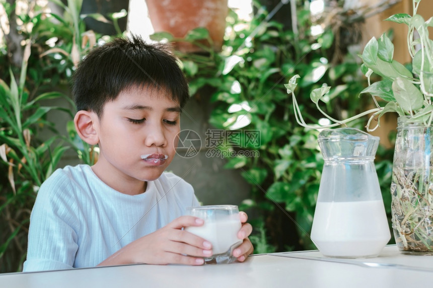 力量曾是Boyrrsquos的嘴在喝完玻璃牛奶后沾满了污渍白种人图片