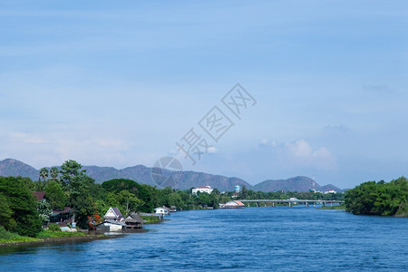 乡村的景观沿河一带居民住宅和滨水家园的房屋山边河流顶图片