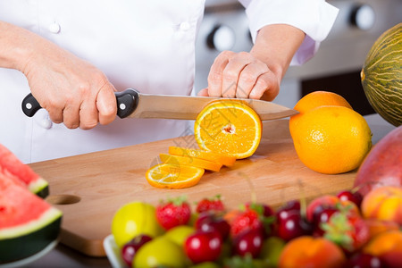 厨师切橙子图片