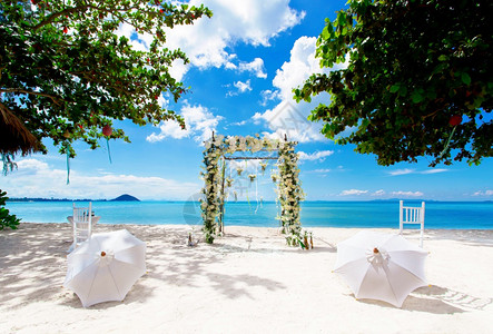 阳光明媚海滩举行婚礼仪式高清图片