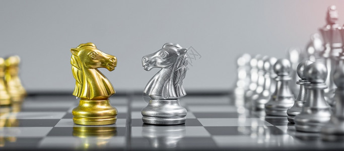 数字赢棋板上反对手或敌人战略冲突管理商业规划战术政治沟通和领袖概念的金银象棋和骑士马牌人物王图片